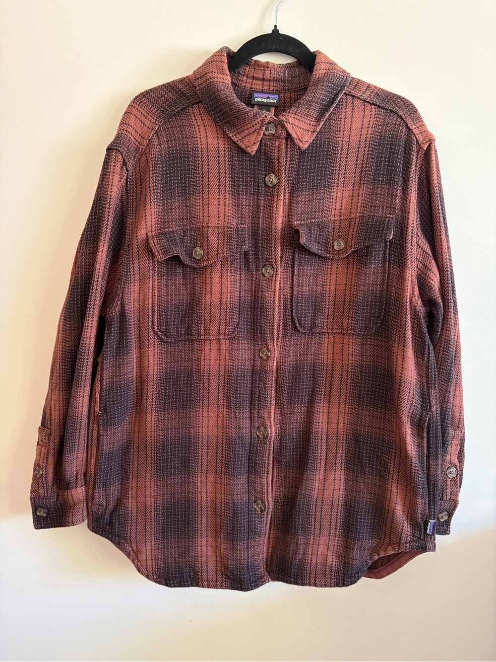 PATAGONIA - size L Women's Fjord Loft Overshirt in Frost / Dulse Mauve colorway
